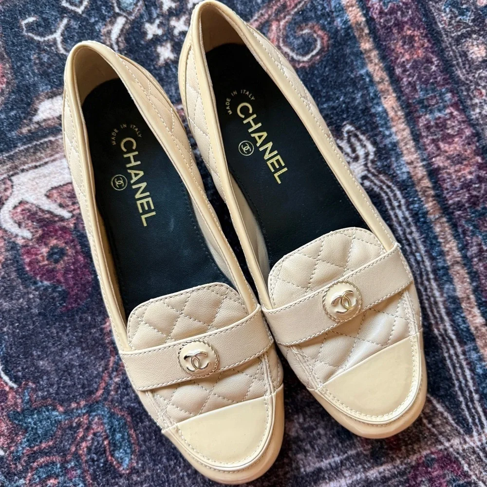 CHANEL‎ Beige Quilted Leather Loafers CC on Patent Leather Toe Flats
